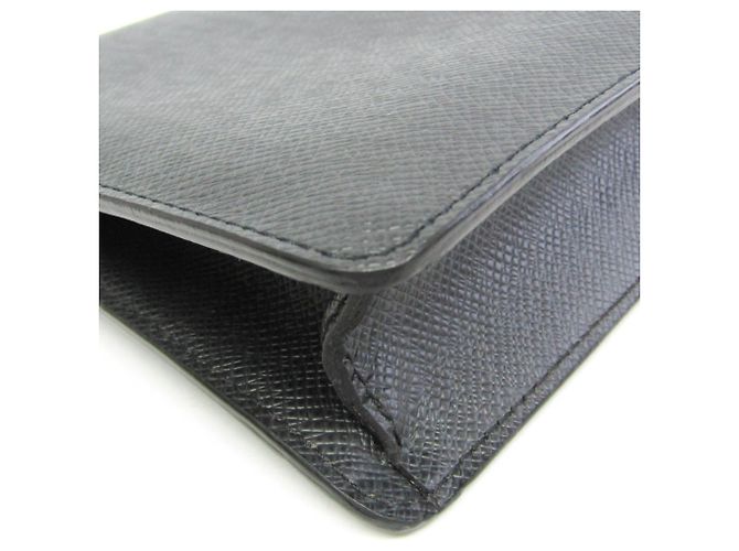 Pochette Veraiya en Taiga de Louis Vuitton Gris - vue 4