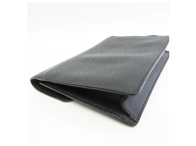 Pochette Veraiya en Taiga de Louis Vuitton Gris - vue 5