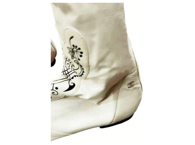 Botas de cuero blanco Chanel sobre la rodilla con punta negra Negro - vista 3