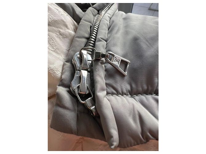 Hermosa chaqueta de invierno estilo doudoune de lujo Louis Vuitton original Caqui - vista 10