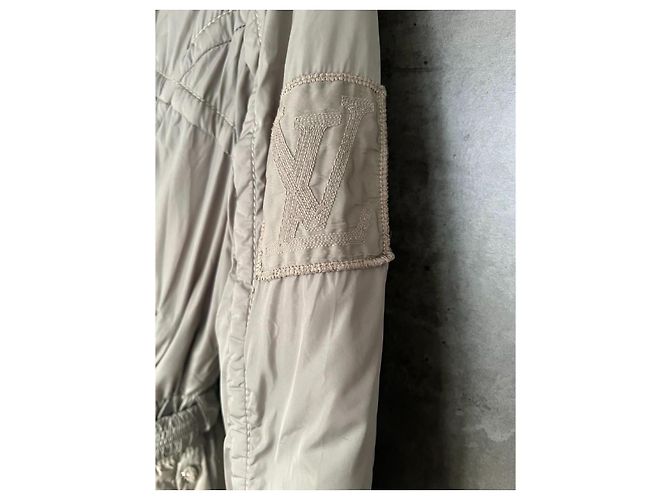 Hermosa chaqueta de invierno estilo doudoune de lujo Louis Vuitton original Caqui - vista 4