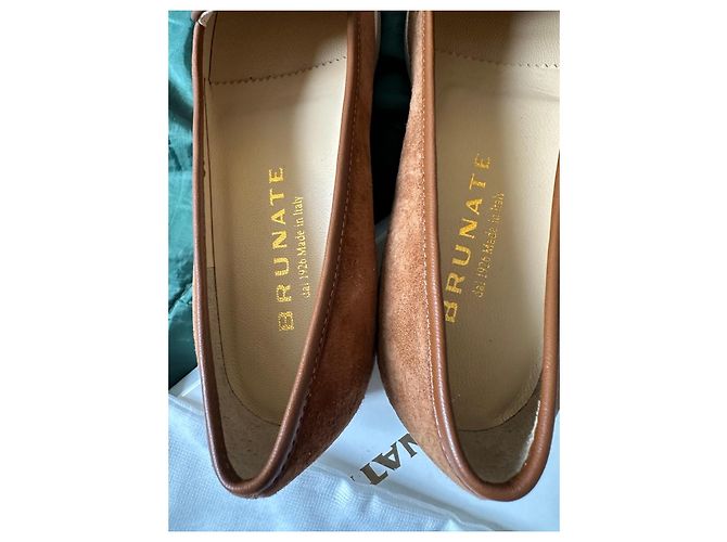 Autre Marque Mocassini Brunate in suede marrone con dettagli a pompon - vista 3