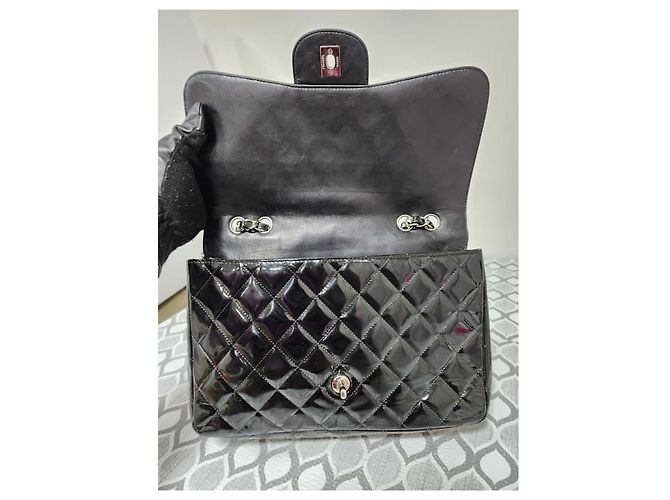 Chanel Schwarze Gepolsterte Lackleder Maxi Klassische Einzelflap-Tasche - Ansicht 12