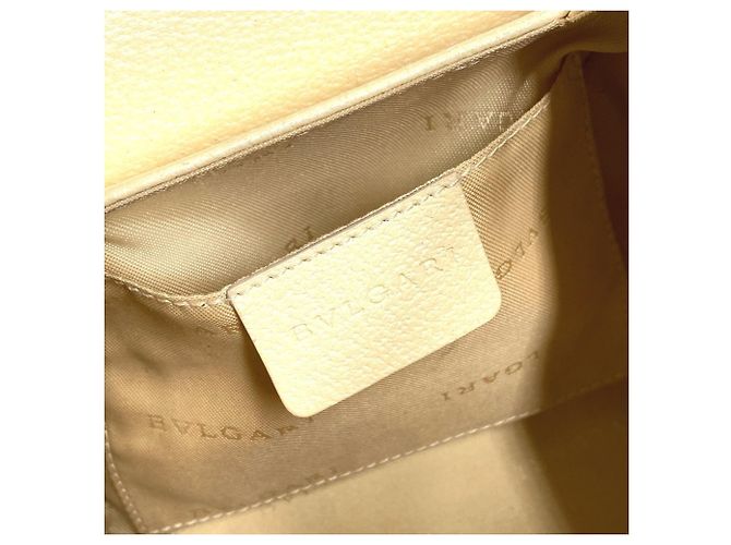 Bulgari Borsa a spalla a forma di tamburo con pattina logo BVLGARI B-ZERO1 Bianco - vista 13