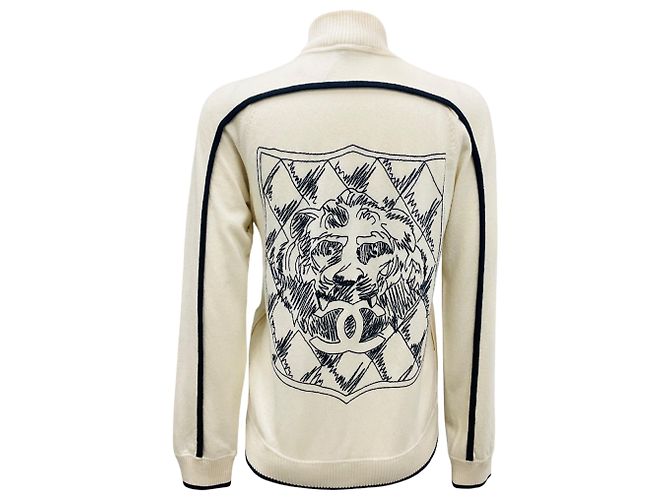 Cardigan de cashmere ecru com zíper da Chanel com bordado de cabeça de leão e logo CC Bege - vista 3