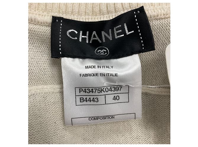 Cardigan de cashmere ecru com zíper da Chanel com bordado de cabeça de leão e logo CC Bege - vista 4