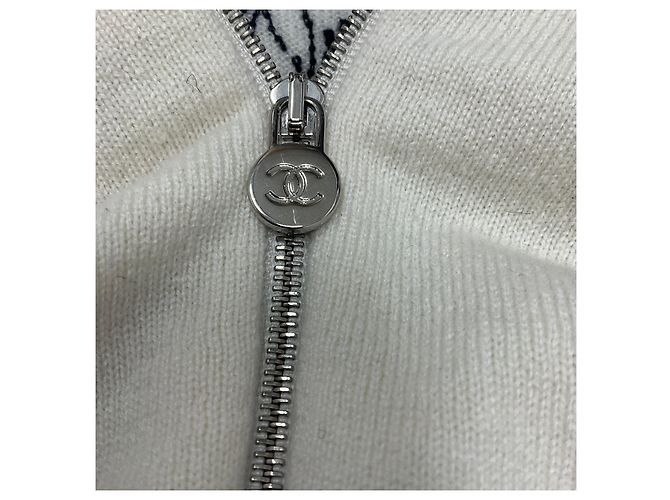 Cardigan de cashmere ecru com zíper da Chanel com bordado de cabeça de leão e logo CC Bege - vista 6