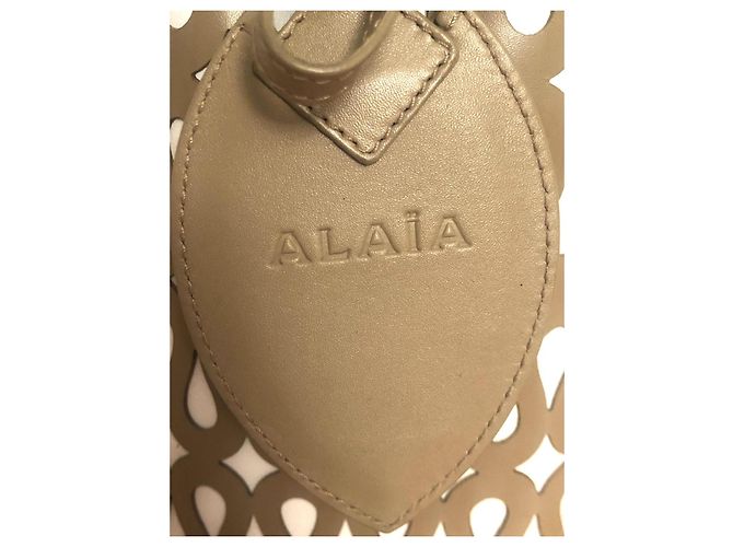 Alaïa Borsa Secchiello Alaia in Pelle Perforata Camel e Bianca Cammello - vista 11