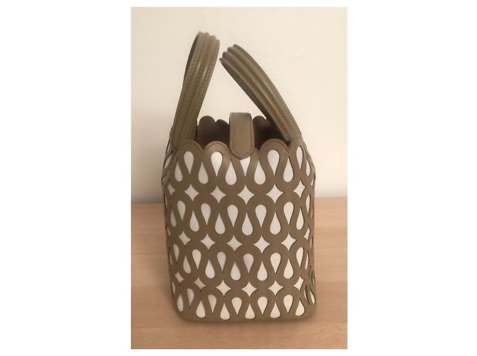 Alaïa Borsa Secchiello Alaia in Pelle Perforata Camel e Bianca Cammello - vista 2