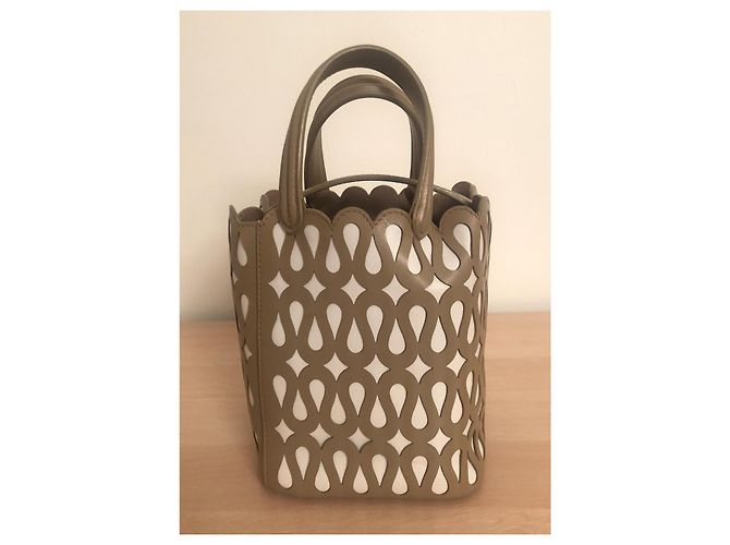 Alaïa Borsa Secchiello Alaia in Pelle Perforata Camel e Bianca Cammello - vista 3