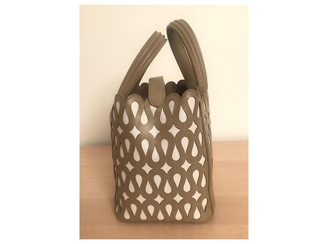 Alaïa Borsa Secchiello Alaia in Pelle Perforata Camel e Bianca Cammello - vista 4