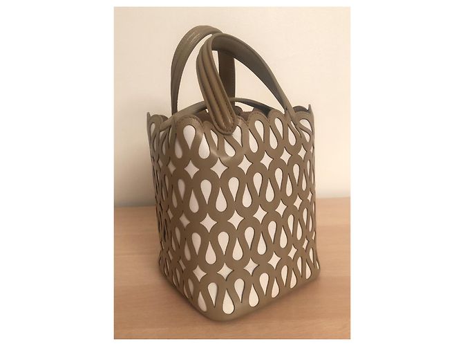 Alaïa Borsa Secchiello Alaia in Pelle Perforata Camel e Bianca Cammello - vista 5