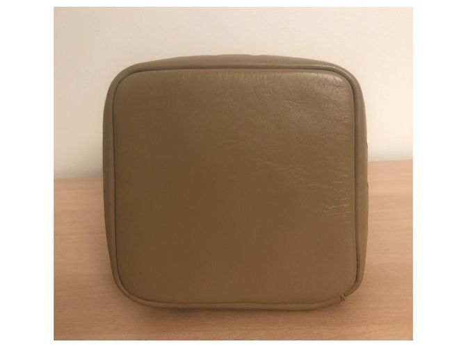 Alaïa Borsa Secchiello Alaia in Pelle Perforata Camel e Bianca Cammello - vista 7
