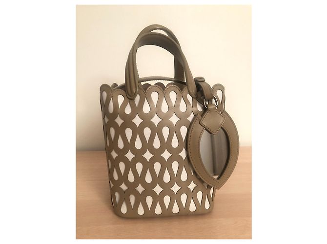 Alaïa Borsa Secchiello Alaia in Pelle Perforata Camel e Bianca Cammello - vista 8