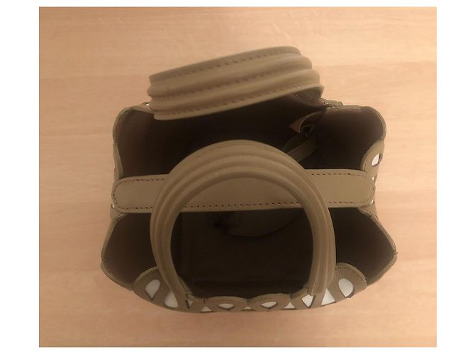 Alaïa Borsa Secchiello Alaia in Pelle Perforata Camel e Bianca Cammello - vista 9