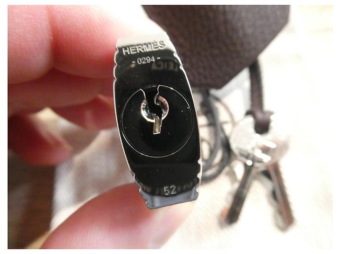 lucchetto autentico Hermès con la sua campanella e tirante per borsa Hermès a tracolla alta ch Cioccolato Silver hardware - vista 5