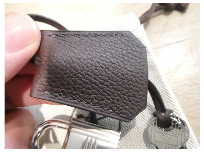 lucchetto autentico Hermès con la sua campanella e tirante per borsa Hermès a tracolla alta ch Cioccolato Silver hardware - vista 6