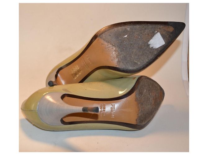 Fendi Pumps aus Lackleder beige Größe 36 - Ansicht 5