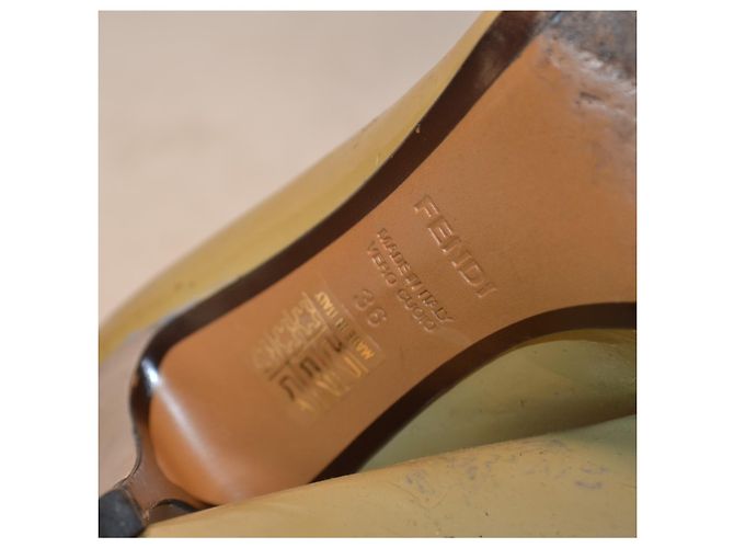 Fendi Pumps aus Lackleder beige Größe 36 - Ansicht 6