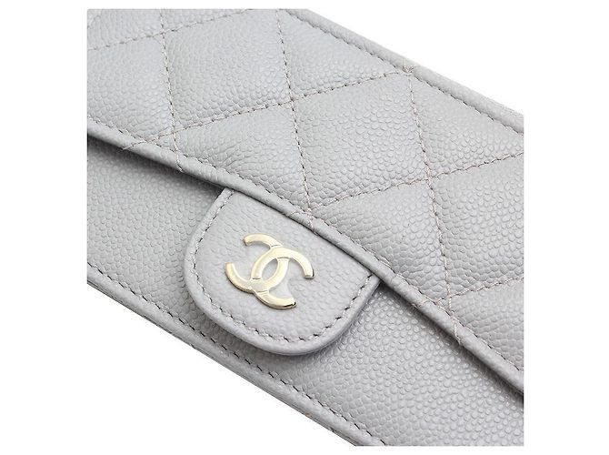 Chanel Kartenhalter aus weichem, hellgrauem Kaviar mit klassischem silberfarbenem Reißverschluss Braun - Ansicht 4