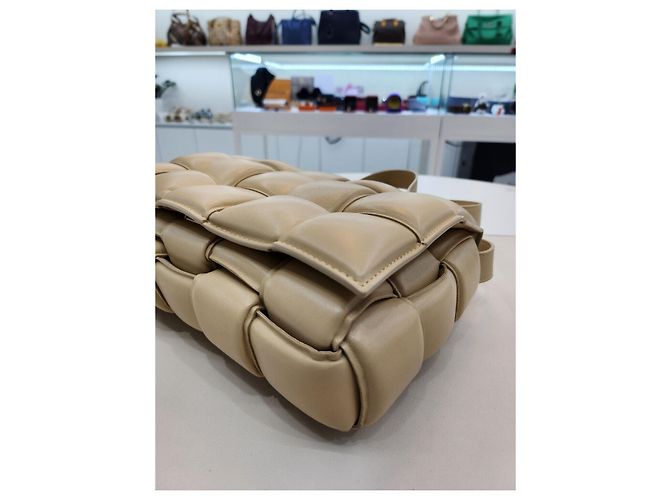 Cassette Bottega Veneta Bolsa transversal acolchoada de aveia Marrom - vista 16