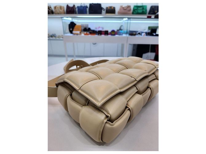 Cassette Bottega Veneta Bolsa transversal acolchoada de aveia Marrom - vista 17