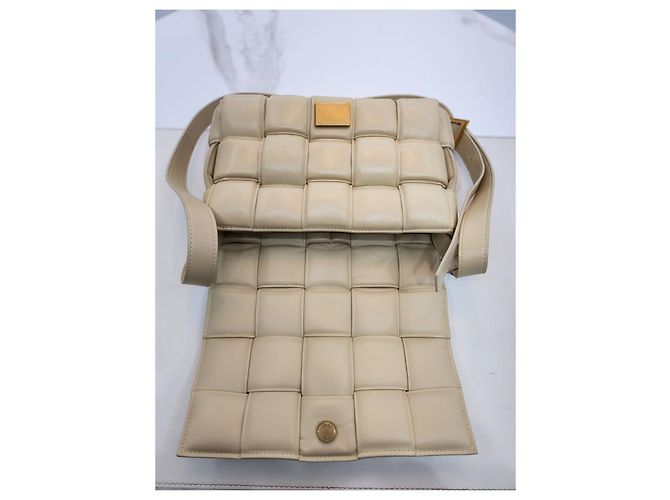 Cassette Bottega Veneta Bolsa transversal acolchoada de aveia Marrom - vista 18