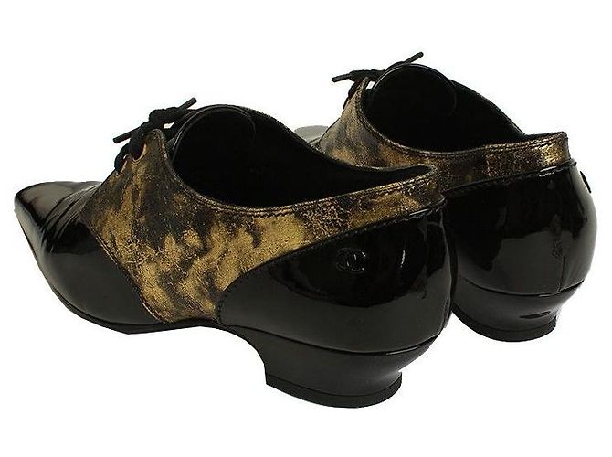 Chanel Mocassino Goldie in vernice nera con lacci Nero - vista 4