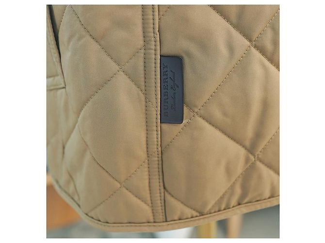 Burberry Nova Jaqueta Matelassada Frankby em Lona Bege de Poliéster Multicor - vista 6