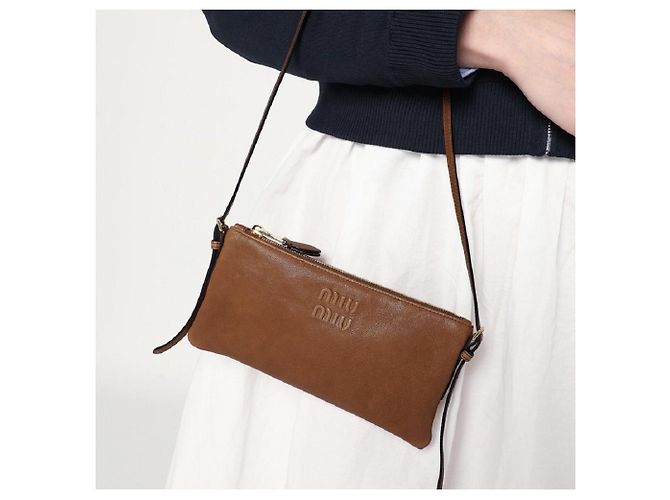 Miu Miu Mini Pouch aus Napa-Leder Eiche AEFX Braun - Ansicht 5