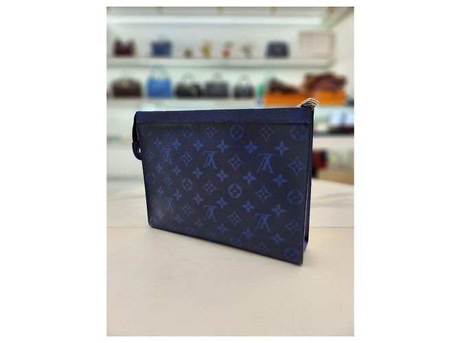 Pochette Voyage MM Taiga de Louis Vuitton Bleu - vue 12