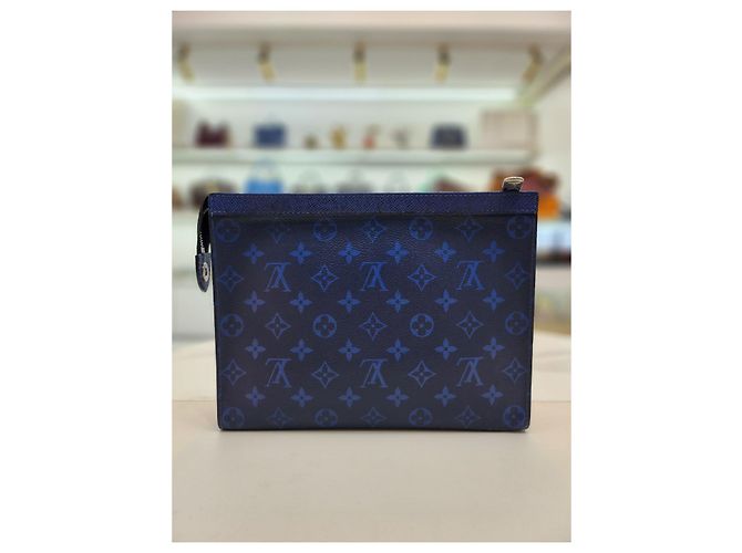 Pochette Voyage MM Taiga de Louis Vuitton Bleu - vue 14