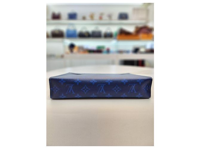 Pochette Voyage MM Taiga de Louis Vuitton Bleu - vue 15