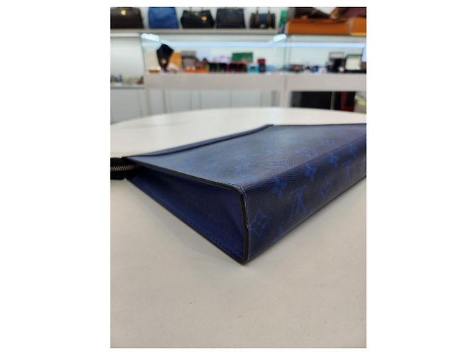 Pochette Voyage MM Taiga de Louis Vuitton Bleu - vue 16