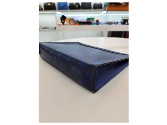 Pochette Voyage MM Taiga de Louis Vuitton Bleu - vue 17