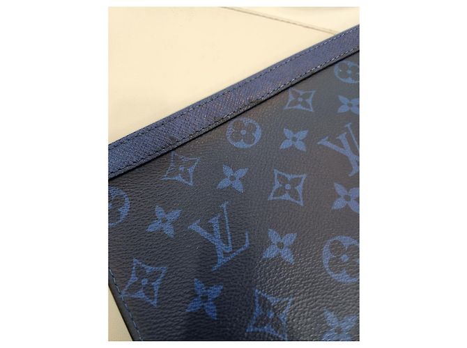 Pochette Voyage MM Taiga de Louis Vuitton Bleu - vue 18