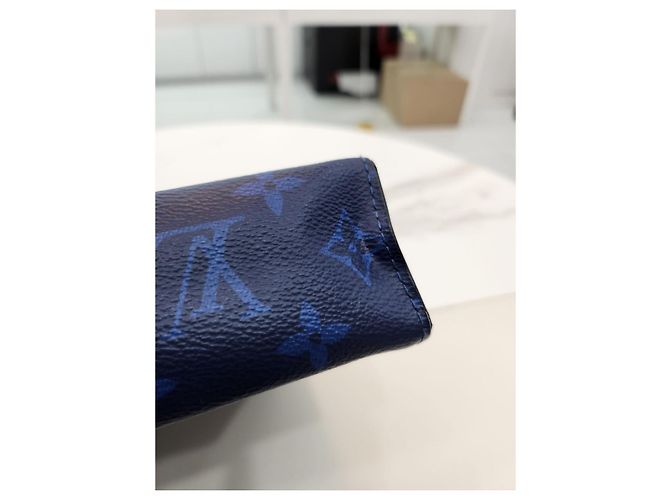 Pochette Voyage MM Taiga de Louis Vuitton Bleu - vue 19