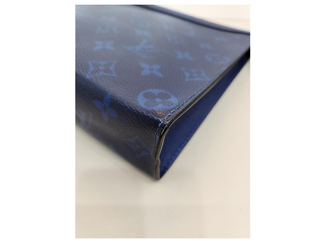 Pochette Voyage MM Taiga de Louis Vuitton Bleu - vue 20