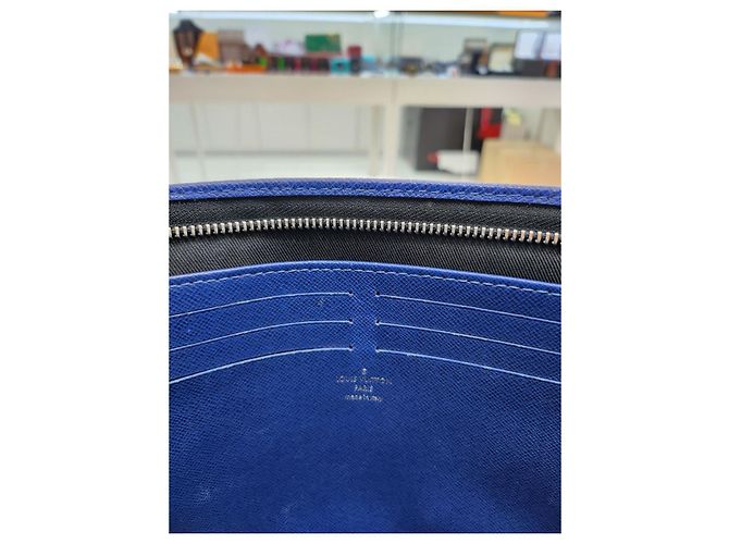 Pochette Voyage MM Taiga de Louis Vuitton Bleu - vue 21