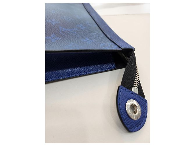 Pochette Voyage MM Taiga de Louis Vuitton Bleu - vue 22