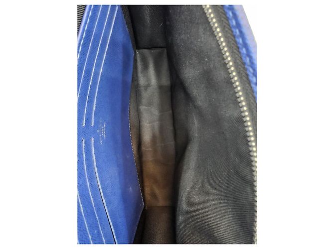 Pochette Voyage MM Taiga de Louis Vuitton Bleu - vue 23