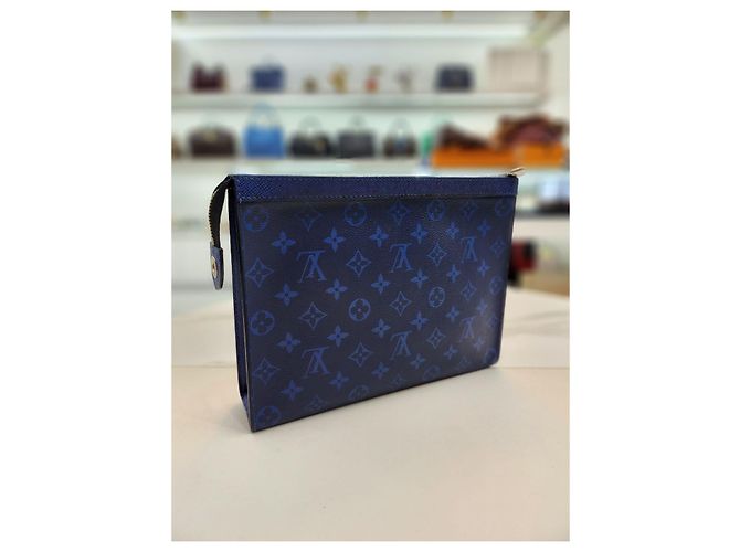 Pochette Voyage MM Taiga de Louis Vuitton Bleu - vue 5