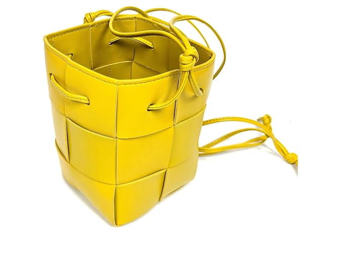 Bottega Veneta Mini borsa a secchiello Cassette Giallo - vista 2