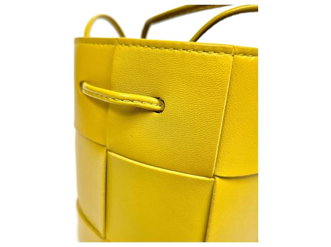 Bottega Veneta Mini borsa a secchiello Cassette Giallo - vista 3