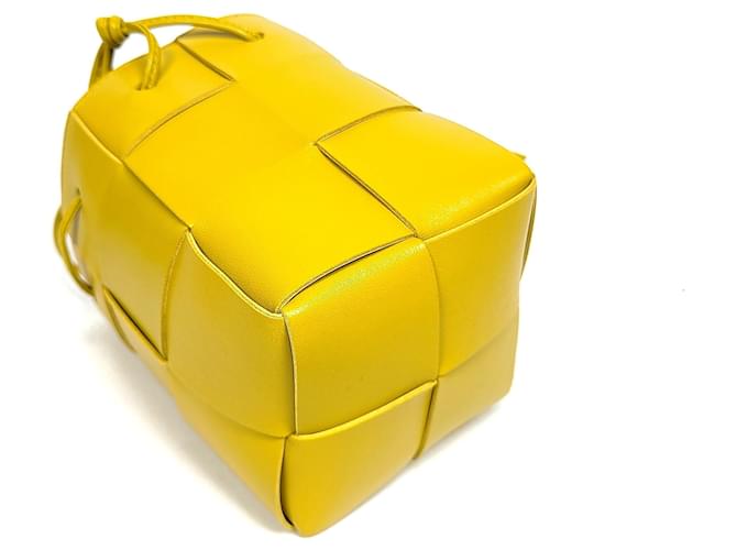 Bottega Veneta Mini borsa a secchiello Cassette Giallo - vista 4