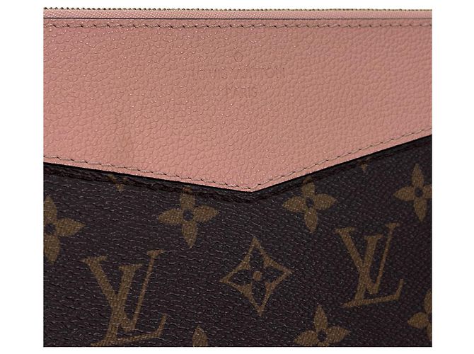 Louis Vuitton Pochette Monogram Daily Clutch Rose Pink Marron - vue 4