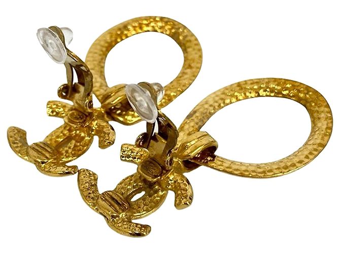 Goldene CC Loop-Ohrclips von Chanel - Ansicht 3