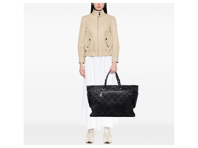 Chanel Schwarze XL Gesteppte Beschichtete Canvas Paris Biarritz Tasche - Ansicht 7
