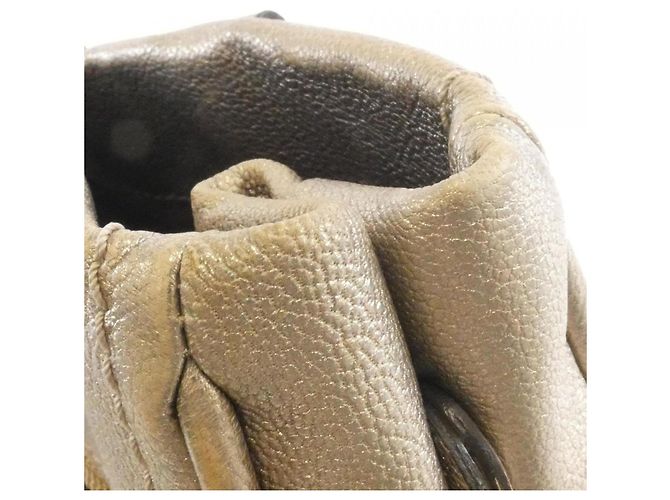 Loewe Handtasche Silber mit goldener Hardware - Ansicht 4