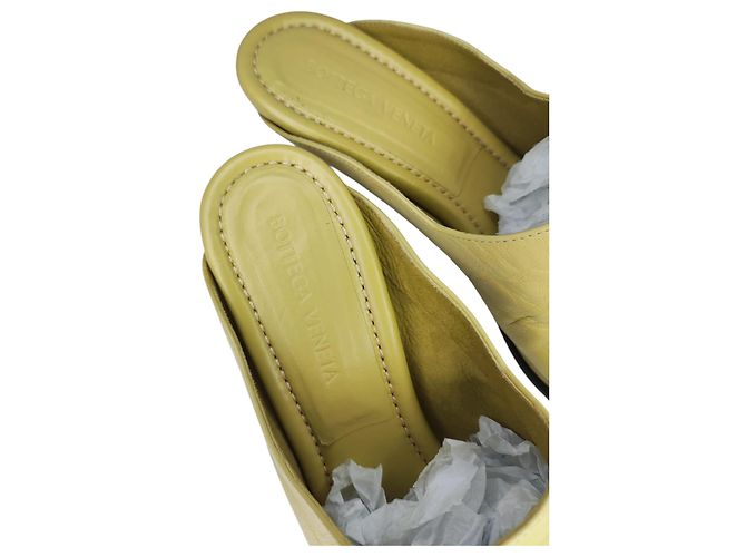 Mule in pelle Bottega Stretch di Bottega Veneta Giallo Cammello - vista 7